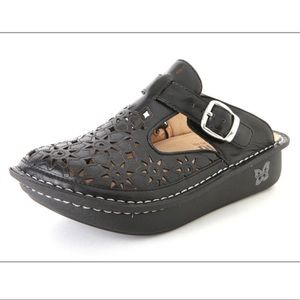 ALEGRIA Classic Breezy Dusty Black Lazer Cut Clog